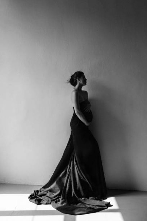 brünette frau im schwarzen kleid im studio - fashion stock-fotos und bilder