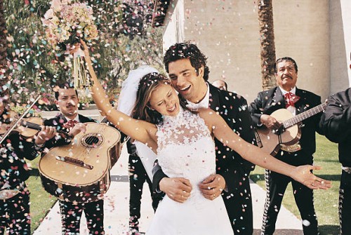 bride and groom celebrating with confetti and a mariachi band - garden decoration stockfoto's en -beelden