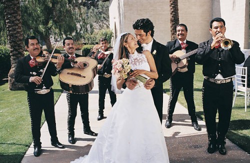 bride and groom standing with a mariachi band in a church garden - garden decoration stockfoto's en -beelden