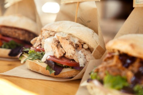 broodje kip, food truck - food stockfoto's en -beelden