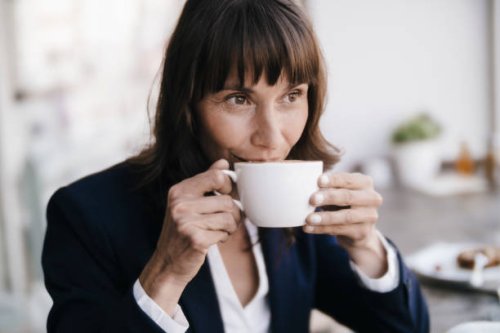 businesswoman sitting in cafe, drinking coffee - coffee stockfoto's en -beelden