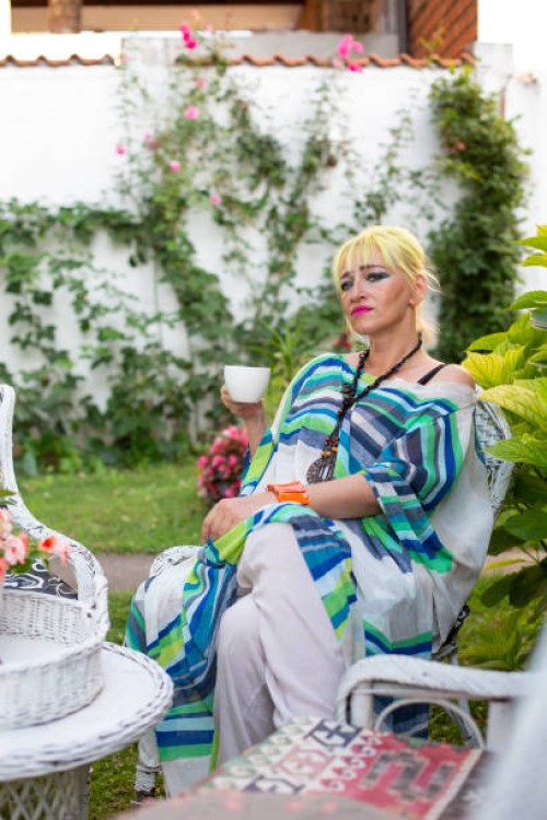 café du matin dans la cour - garden decoration photos et images de collection