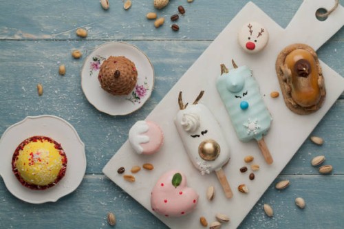 cakes and ice cream composition on a table top - home decoration stockfoto's en -beelden