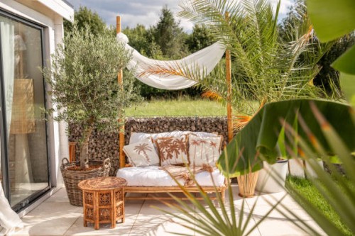 canapé d’extérieur de jardin confortable dans un style bambou boho avec des matériaux naturels et du lin - garden decoration photos et images de collection