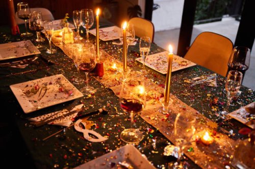 candlelit dining table covered in sparkling confetti during a new year's eve party - home decoration stock pictures, royalty-free photos & images