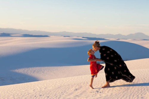 caucasian mother and daughter kissing in desert - fashion fotografías e imágenes de stock