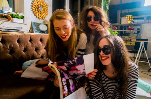 caucasian women reading magazine - fashion photos et images de collection