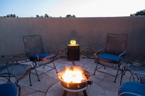 chairs around back yard fire pit at dusk - garden decoration photos et images de collection