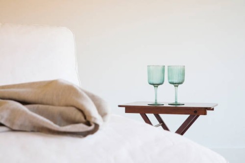 chaise lounge in bedroom - home decoration stockfoto's en -beelden