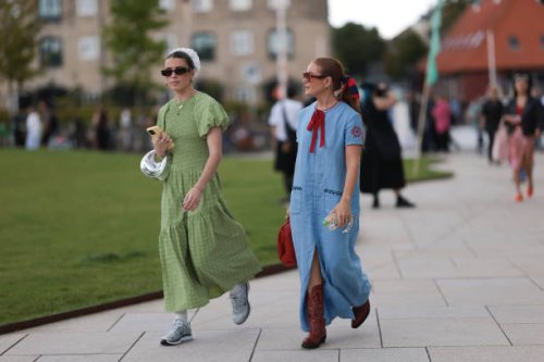 Charlotte Olivia Crocket is seen wearing a large white scrunchie in her hair, rectangular tortoise brown sunglasses from Corlin Eyewear, chunky...