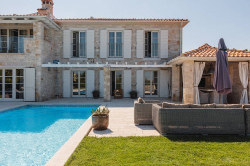 charmante villa de style méditerranéen avec piscine par une journée d’été ensoleillée - garden decoration photos et images de collection