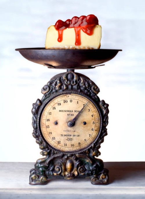 cheesecake scale - junk food stockfoto's en -beelden