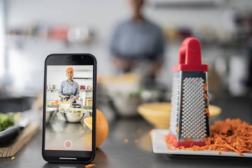 chef filmando clase de cocina en smartphone - food fotografías e imágenes de stock