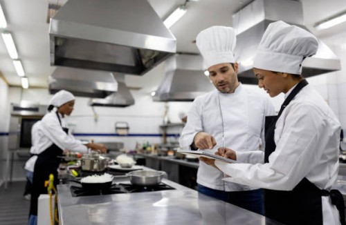 chef talking to a student in a cooking class - food stock pictures, royalty-free photos & images