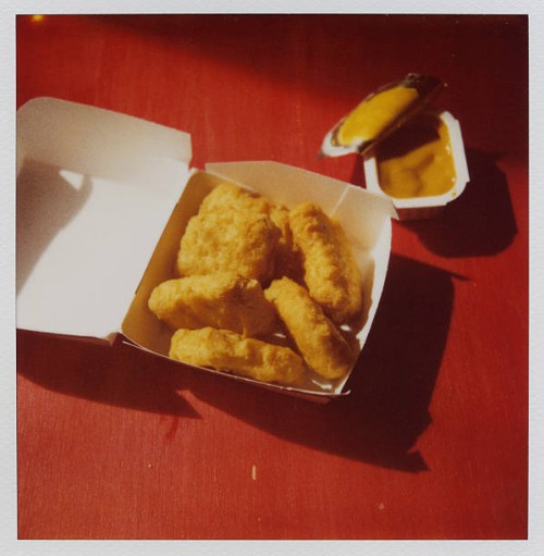chicken nuggets and sauce - junk food stockfoto's en -beelden
