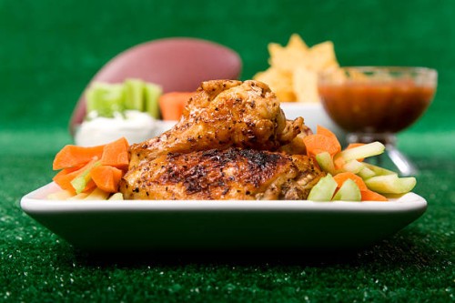 chicken wings & football - food stockfoto's en -beelden