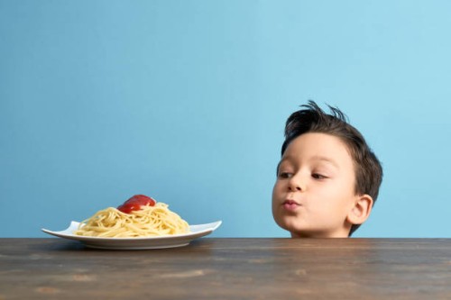 child looking to spaghetti - food stock pictures, royalty-free photos & images
