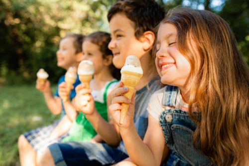 children eating ice cream in the summer - food stock pictures, royalty-free photos & images