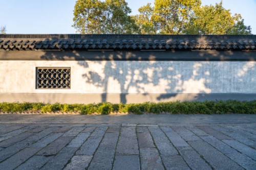 chinese classical garden, white wall. black tiles. - garden decoration stock pictures, royalty-free photos & images