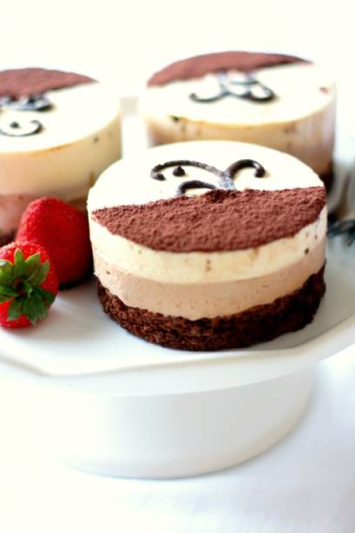 chocolate mousse cakes - junk food stock-fotos und bilder