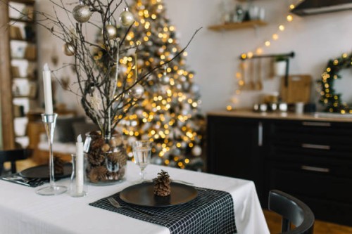 christmas and new year table setting with decorations. zero waste - home decoration stockfoto's en -beelden