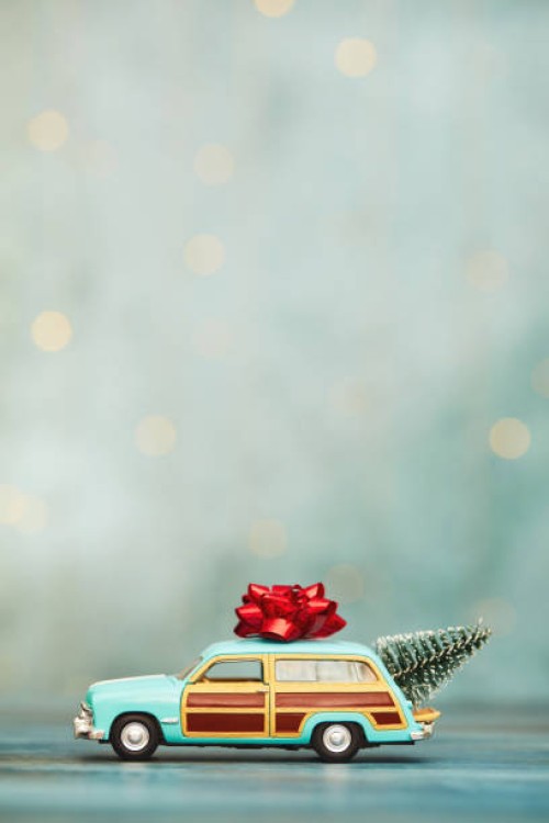 christmas background with vintage station wagon car with christmas tree in trunk and bow on rooftop - home decoration stock pictures, royalty-free photos & images