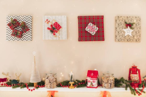 christmas cozy kitchen with christmas decorations and garlands. - home decoration stockfoto's en -beelden