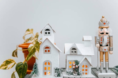 christmas decoration at home.nutcracker and xmas houses in cvardboard - home decoration stockfoto's en -beelden