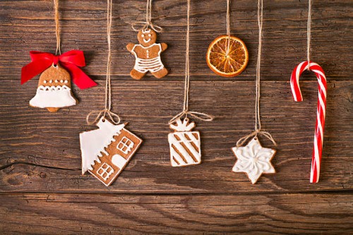 christmas gingerbread cookies on wood background - home decoration stock pictures, royalty-free photos & images