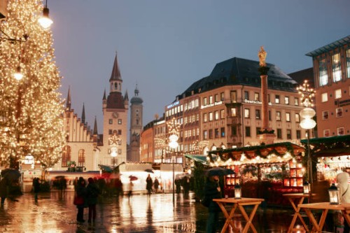 christmas market on marienplatz by new town hall - home decoration stockfoto's en -beelden
