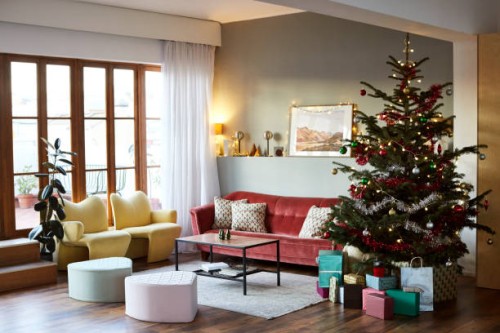 christmas tree and furniture in living room - home decoration stockfoto's en -beelden