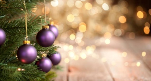 christmas tree with purple baubles and gold lights background - home decoration stock pictures, royalty-free photos & images