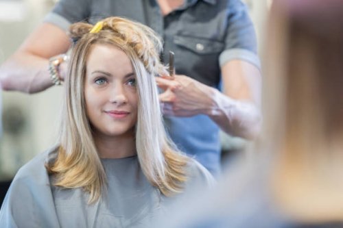 client de salon de cheveux des femmes reçoit la nouvelle coupe de cheveux - hairstyle photos et images de collection