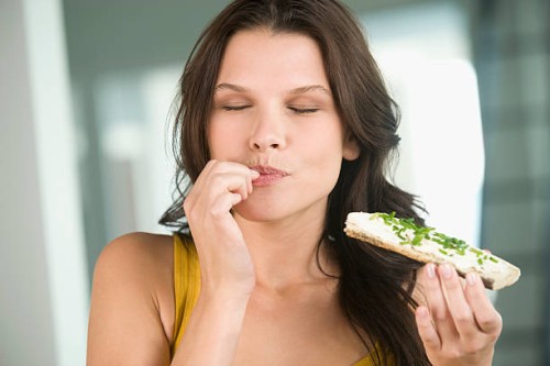 close-up of a woman eating a bread - food photos et images de collection