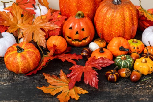 close-up of an autumnal halloween decoration with assorted pumpkins, autumn leaves and a jack-o-lantern - home decoration stock pictures, royalty-free photos & images