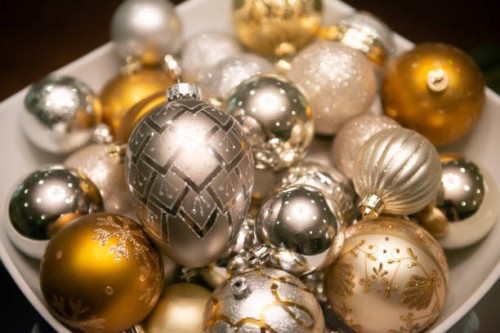 close-up of festive silver and gold christmas baubles in a bowl - home decoration stockfoto's en -beelden