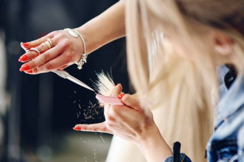 close-up of hairdresser cutting woman's hair - hairstyle stockfoto's en -beelden
