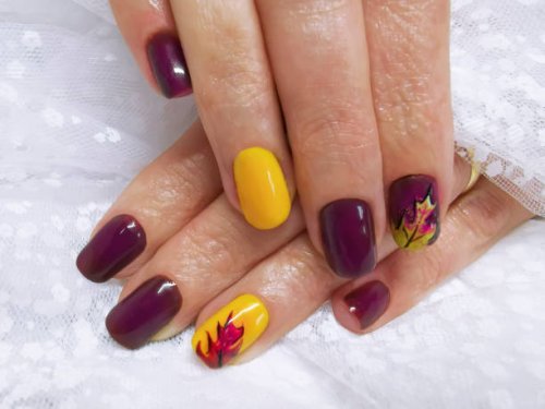 close-up of woman fingers with nail art, autumn inspired nail designs - nails art stock pictures, royalty-free photos & images