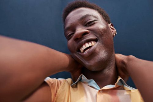 close-up portrait of happy young man - hairstyle stockfoto's en -beelden