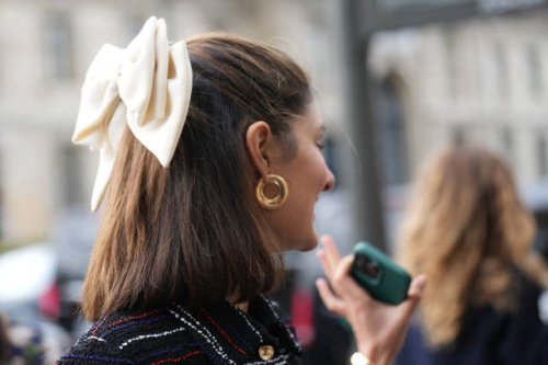 Close-up view of a bow tie hair detail , outside Chanel, during the Womenswear Spring/Summer 2024 as part of Paris Fashion Week on October 03, 2023...