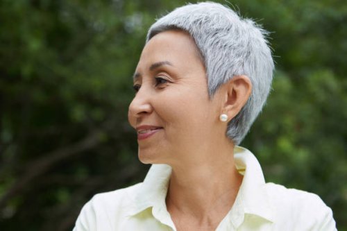 close up headshot portrait of mature asian woman - hairstyle stockfoto's en -beelden