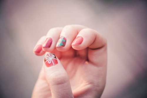 close up of artistic painted nails of a girl with gift symbol draw. - nails art stock pictures, royalty-free photos & images