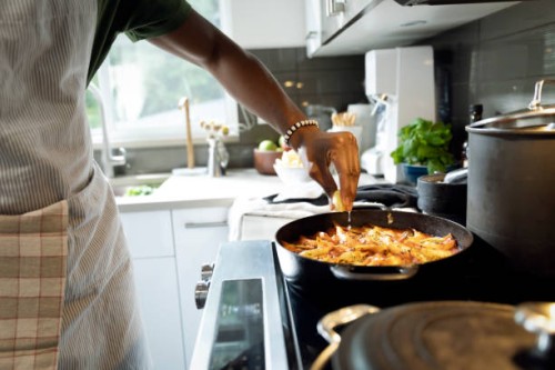 close up of man cooking in kitchen - food photos et images de collection