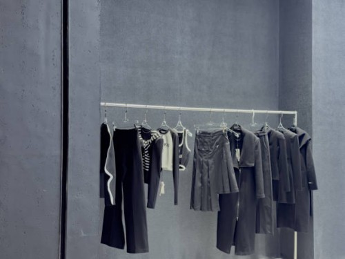 clothes display in clothing store - fashion photos et images de collection