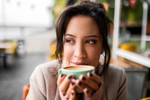 coffee aromas envelop a relaxing customer - coffee stockfoto's en -beelden