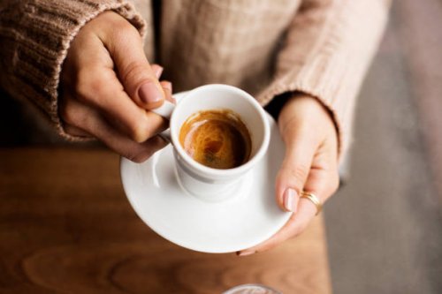 coffee cup, lady's hands holding coffee cup, woman holding a white mug, espresso in white cup - coffee stock pictures, royalty-free photos & images