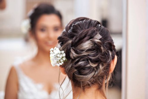 coiffure d’une mariée. prêt pour le plus beau jour de sa vie. - hairstyle photos et images de collection