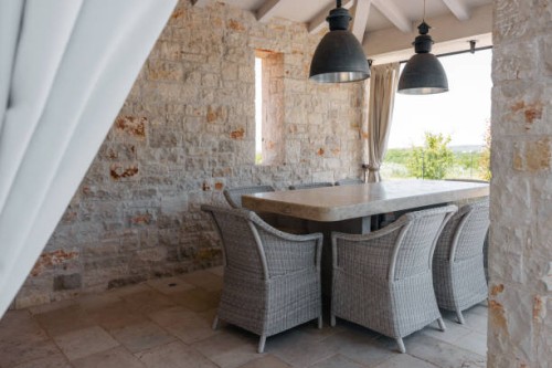 coin salon couvert dans l’arrière-cour d’une villa en pierre en istrie - garden decoration photos et images de collection