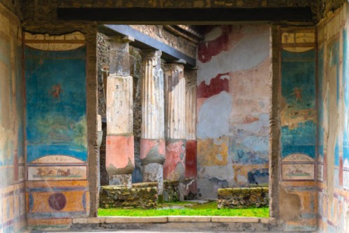 colorful frescoes in a roman villa in pompeii, italy - garden decoration stockfoto's en -beelden