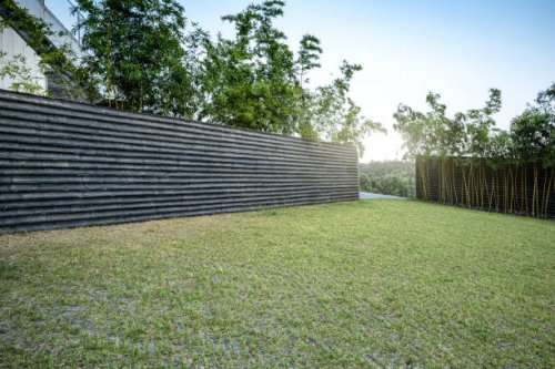 concrete wall and lawn - garden decoration stock pictures, royalty-free photos & images